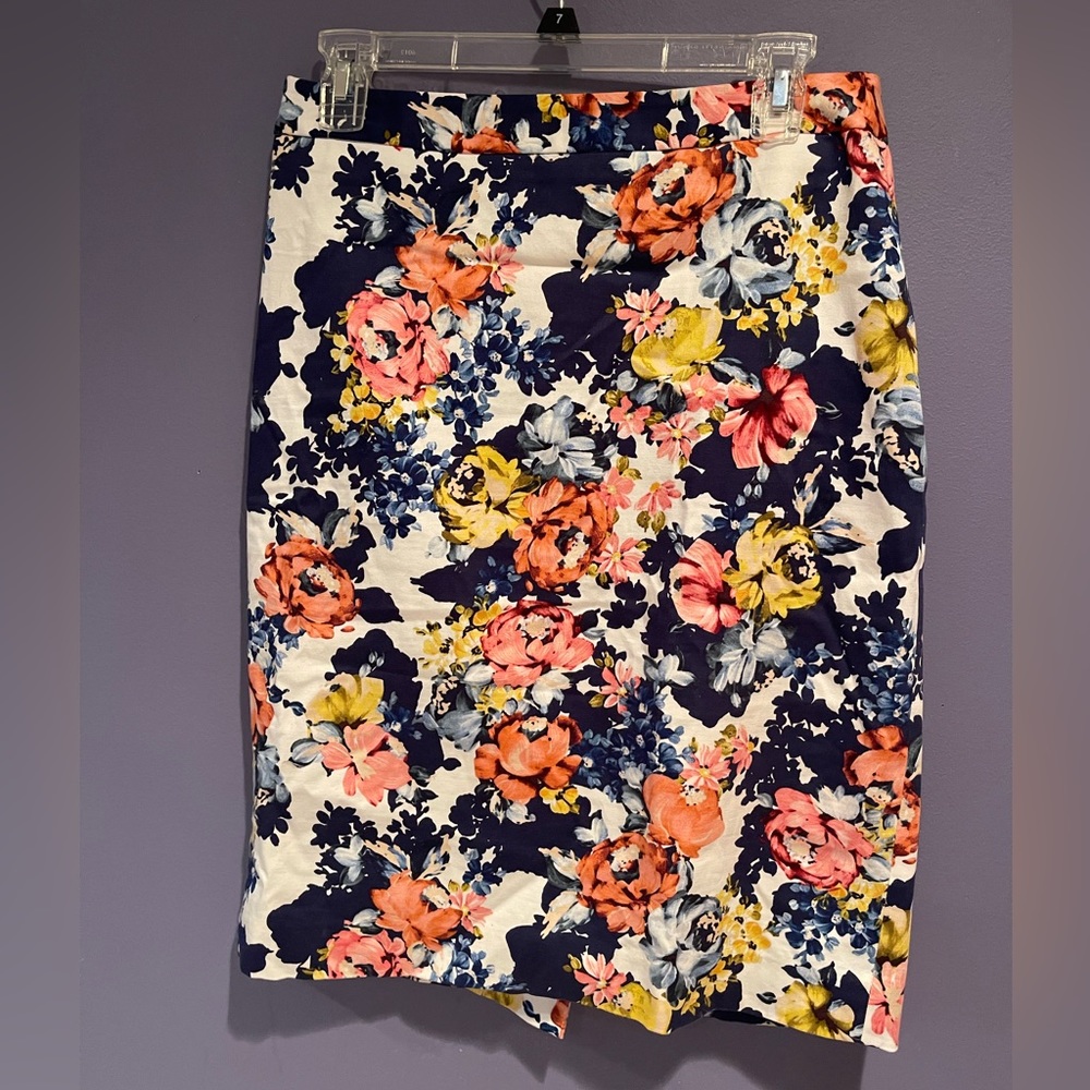 The Limited Floral Pencil Skirt with Zipper and Back Slit - Size 10